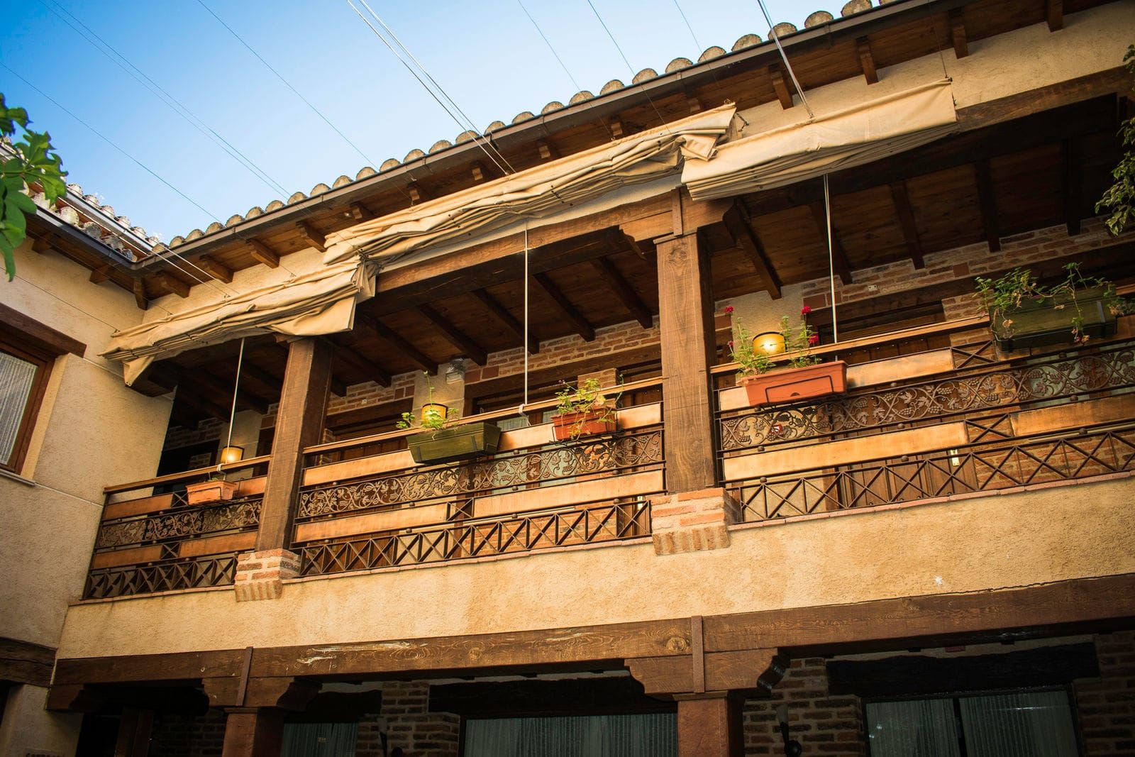 Galería de madera característica de la Posada