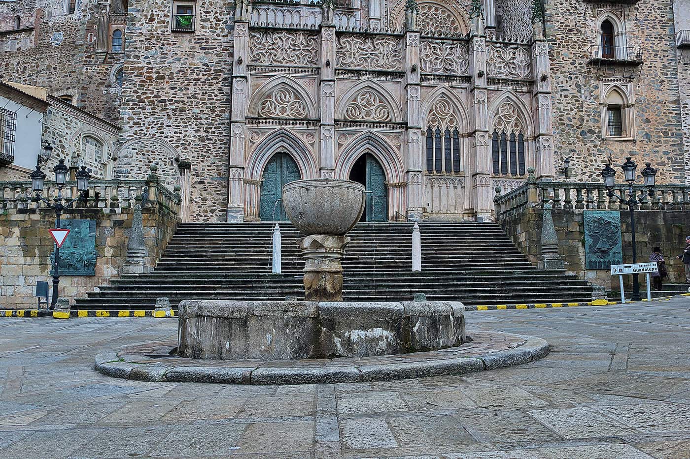 Real Monasterio de Santa María de Guadalupe, a los pies de la Posada del Rincón