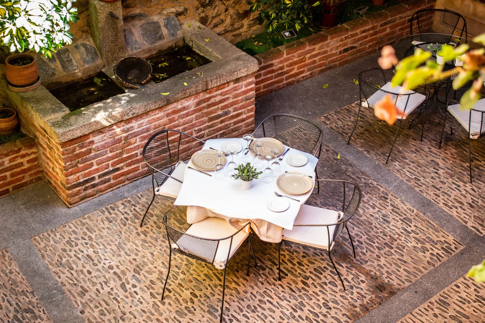 Patio interior de piedra de la Posada del Rincón