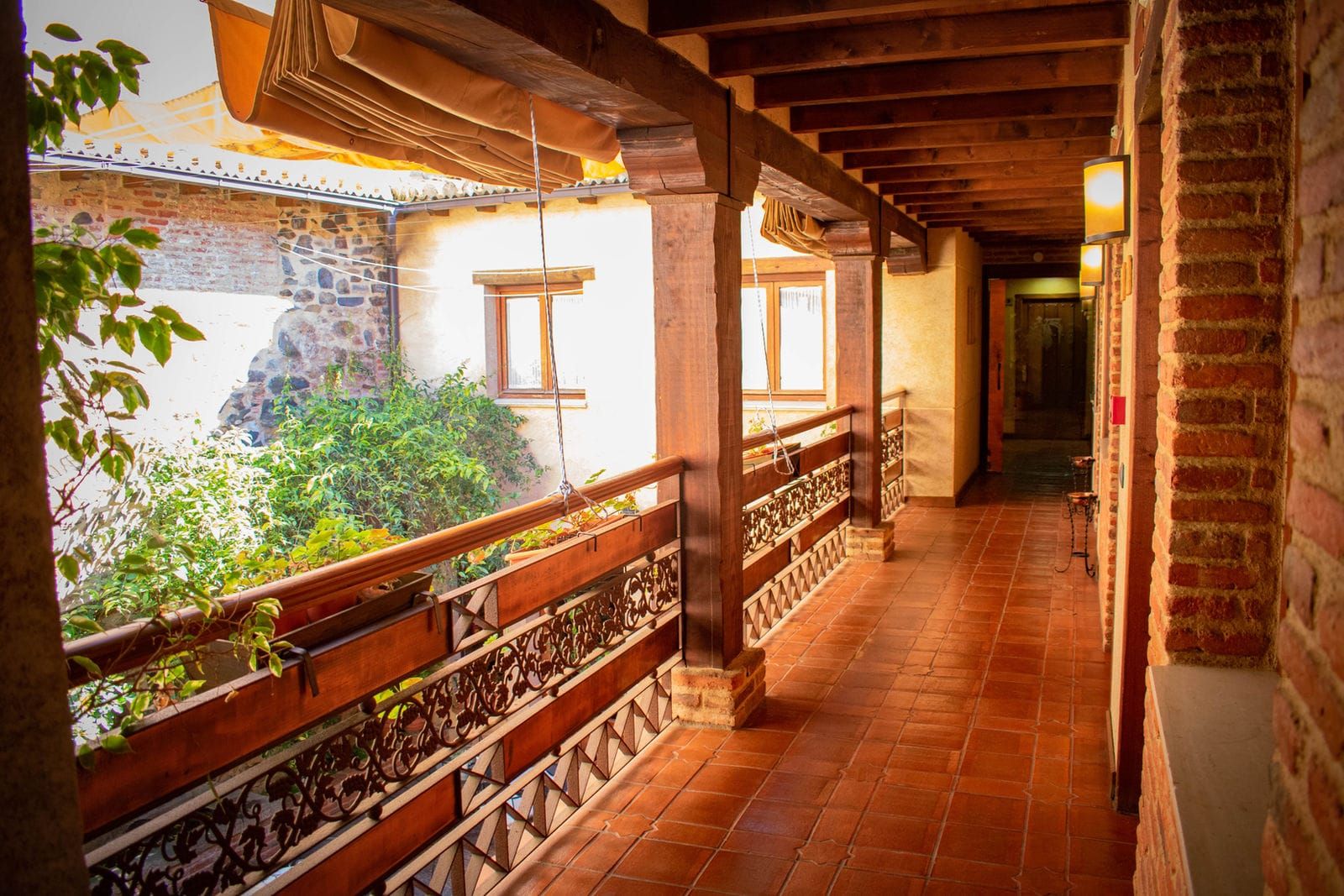 Galería exterior de madera sobre el patio